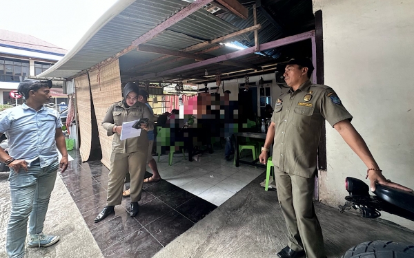 Satpol PP Kota Ternate Gencar Lakukan Sosialisasi Edaran Wali Kota. Operasi Wilayah, Petugas Masih Temukan Rumah Makan Buka Siang Hari