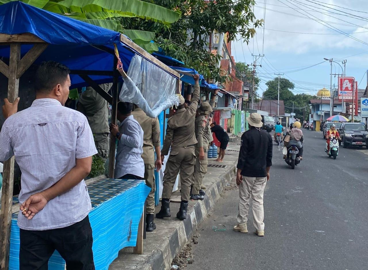 Satpol PP Kota Ternate Tertibkan Sisa-sisa Lapak Takjil